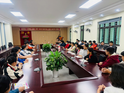 Khen thưởng học sinh đạt giải  trong Cuộc thi Olympic tiếng Anh trên Internet (IOE) cấp huyện, năm học 2024-2025